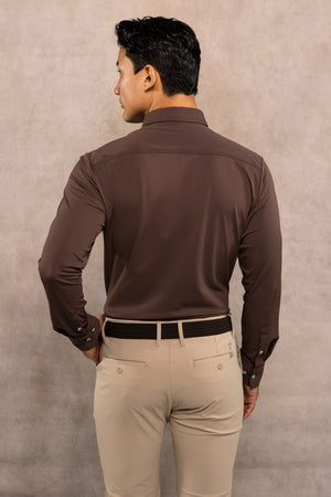 Camisa performance antiarrugas oxford café para hombre marca DANTE regular fit foto modelo