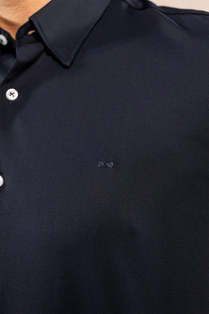 Camisa performance antiarrugas oxford azul oscuro para hombre marca DANTE regular fit foto detalle logo