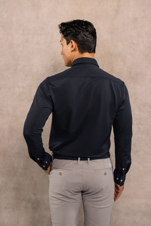 Camisa performance antiarrugas oxford azul oscuro para hombre marca DANTE regular fit foto modelo