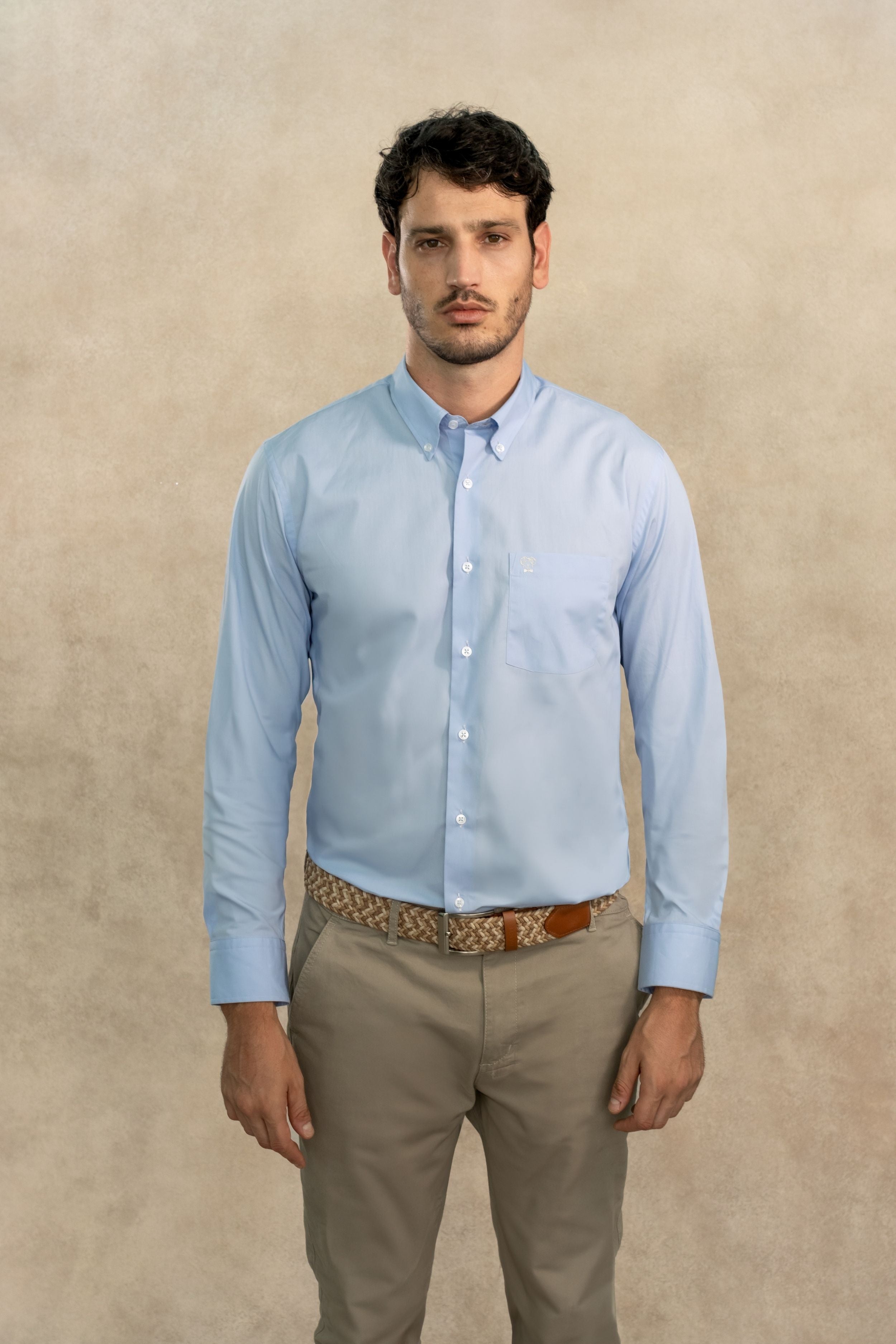 Camisa Antimanchas Popelina Light Blue Con Bolsillo Logo Gris - Talla Regular