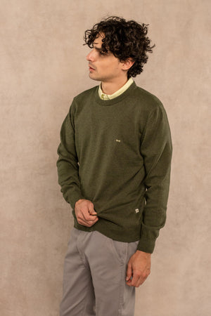 Suéter algodón peinado cuello redondo verde olivine para hombre marca DANTE regular fit foto detalle