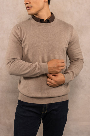 Suéter algodón peinado cuello redondo arena para hombre marca DANTE regular fit foto frente