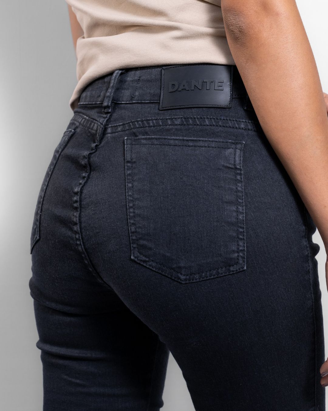 Jean Elastico Bota Recta Negro