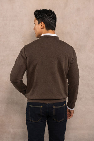 Suéter algodón peinado cuello redondo café para hombre marca DANTE regular fit foto detalle logo