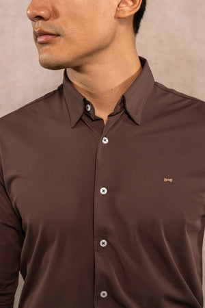 Camisa performance antiarrugas oxford café para hombre marca DANTE regular fit foto espalda