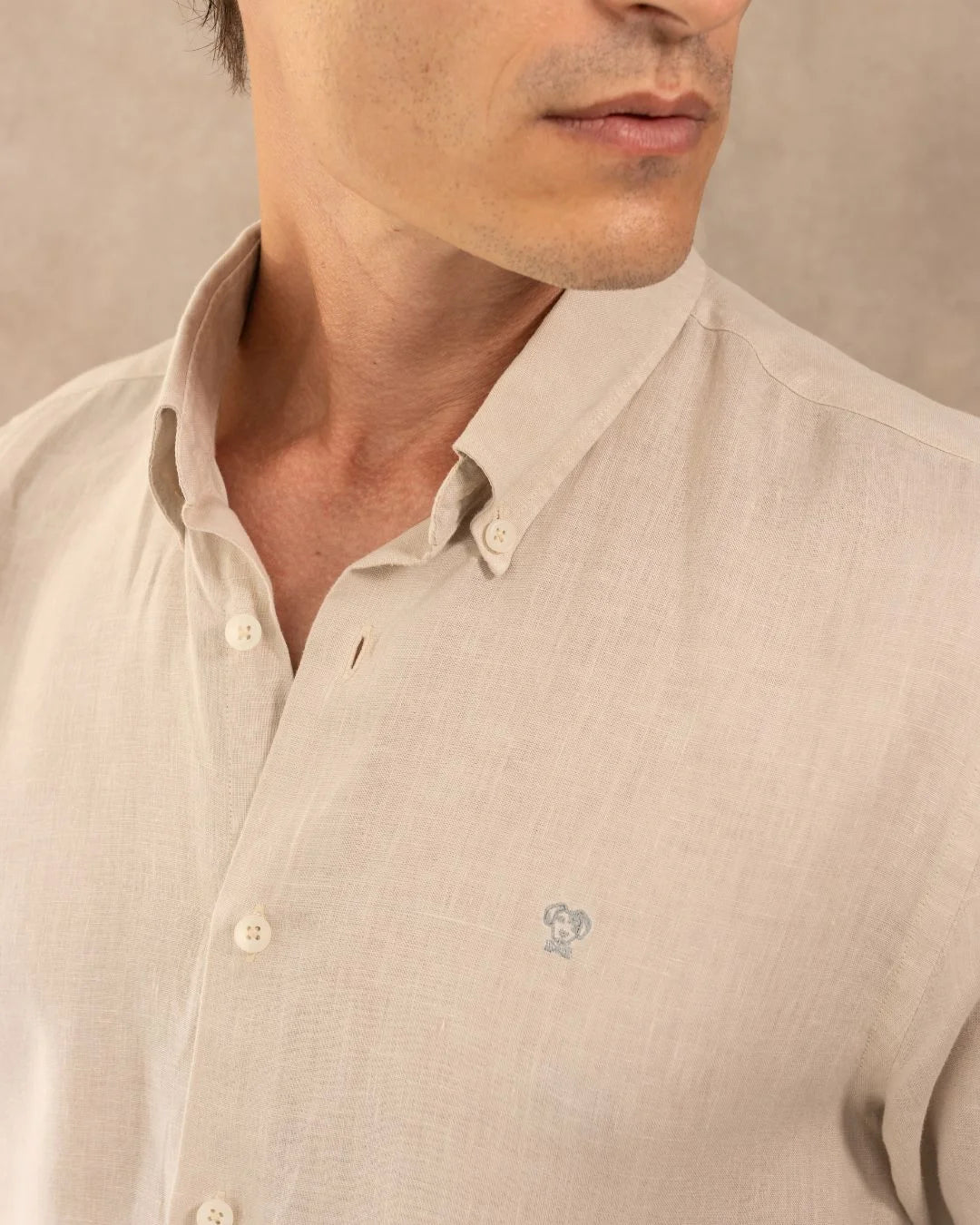 Camisa Lino Arena Logo Combinado marca DANTE para hombre regular fit foto logo