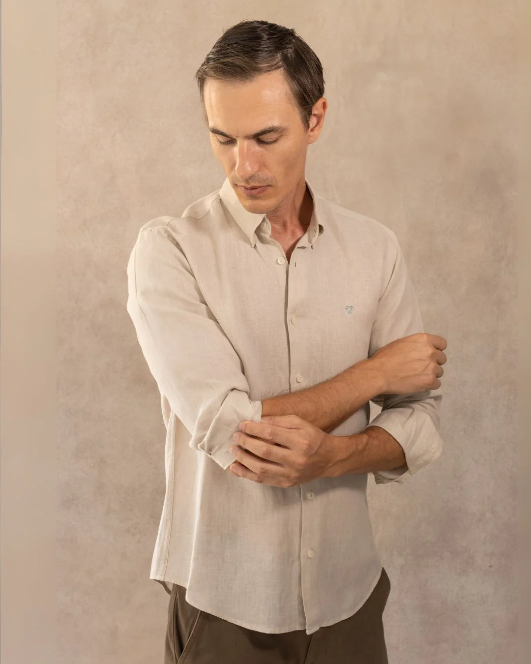 Camisa Lino Arena Logo Combinado marca DANTE para hombre regular fit foto modelo