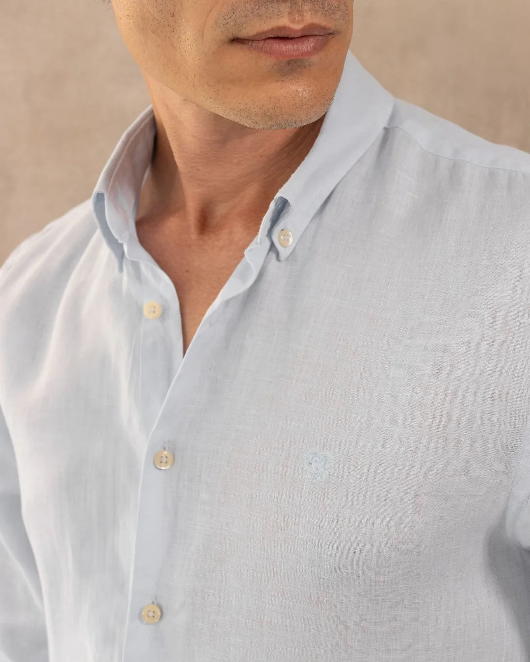 Camisa Lino Azul Capri Logo Combinado marca DANTE para hombre regular fit foto logo