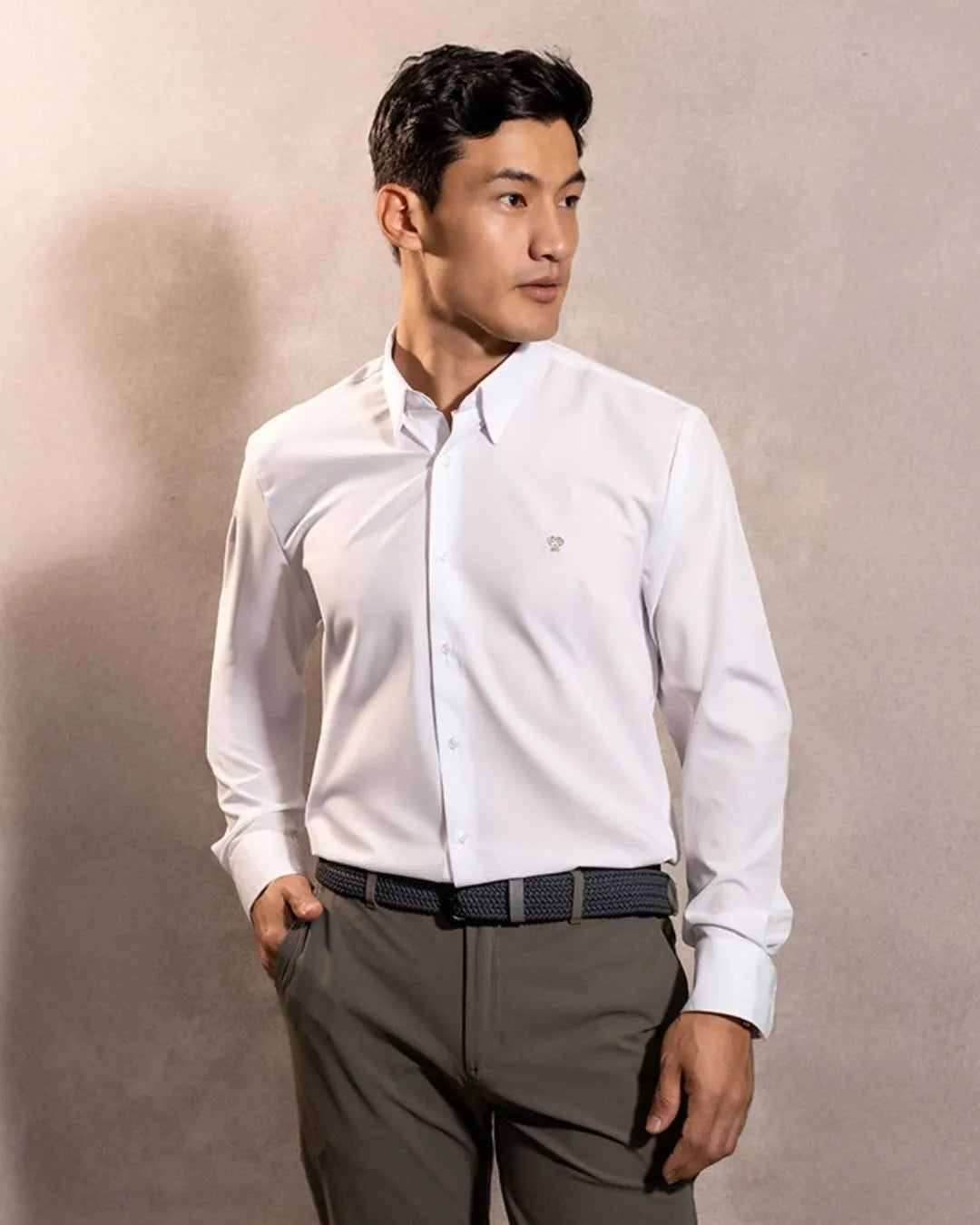 Camisa Performance blanca antiarrugas para hombre marca DANTE tallaje regular fit foto modelo