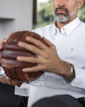 Camisa Performance blanca antiarrugas para hombre marca DANTE tallaje regular fit foto yepes close