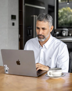 Camisa Performance blanca antiarrugas para hombre marca DANTE tallaje regular fit foto yepes work