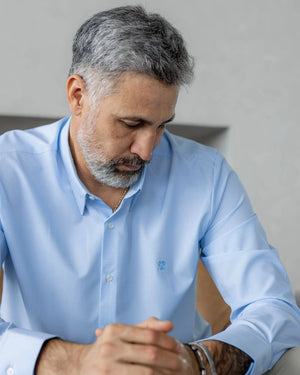 Camisa Performance cuadros azul claro para hombre marca DANTE tallaje regular fit foto lifestyle close