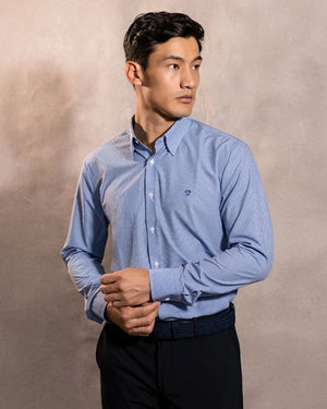 Camisa Performance cuadros azul oscuro antiarrugas para hombre marca DANTE tallaje regular fit foto modelo