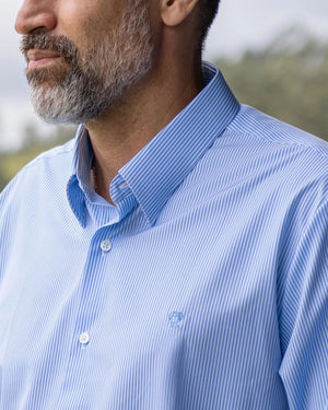 Camisa Performance rayas azul claro para hombre marca DANTE tallaje regular fit foto lifestyle close yepes