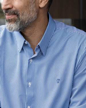 Camisa Performance rayas azul oscuro para hombre marca DANTE tallaje regular fit foto yepes close