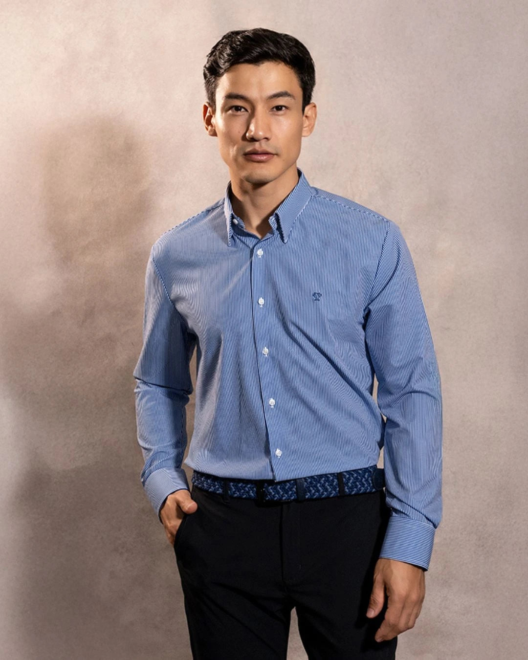 Camisa Performance rayas azul oscuro antiarrugas para hombre marca DANTE tallaje regular fit foto modelo