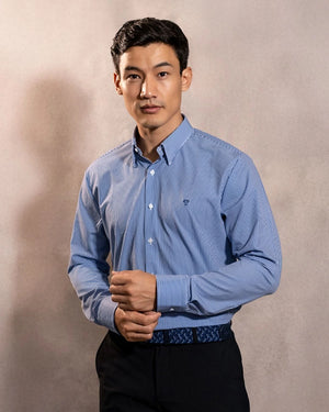 Camisa Performance rayas azul oscuro antiarrugas para hombre marca DANTE tallaje regular fit foto modelo3