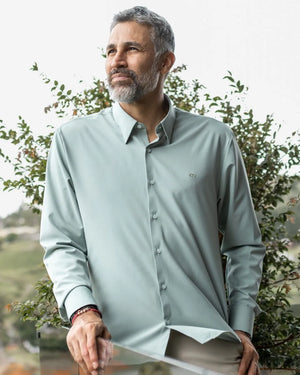 Camisa Performance verde sage antiarrugas para hombre marca DANTE tallaje regular fit foto lifestyle