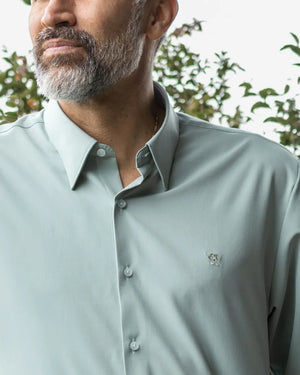 Camisa Performance verde sage antiarrugas para hombre marca DANTE tallaje regular fit foto lifestyle close