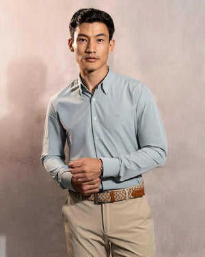 Camisa Performance verde sage antiarrugas para hombre marca DANTE tallaje regular fit foto modelo3