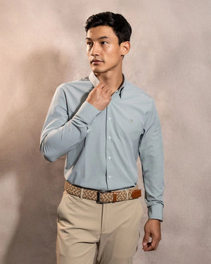 Camisa Performance verde sage antiarrugas para hombre marca DANTE tallaje regular fit foto modelo4