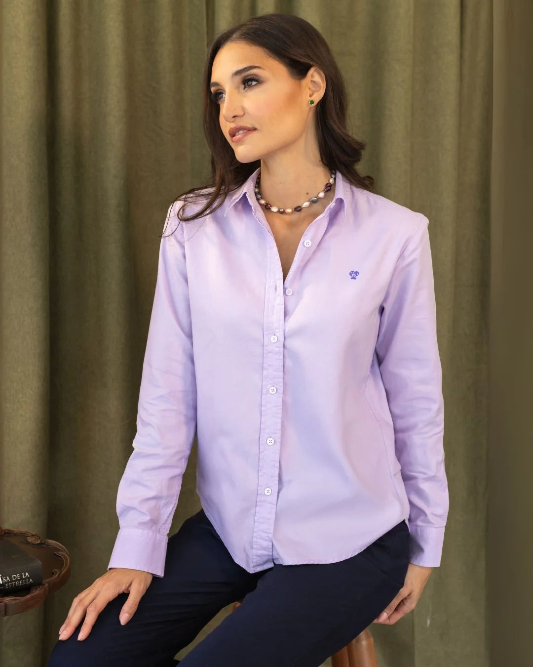 Camisa antimanchas Oxford Lavander marca DANTE para mujer regular fit foto modelo