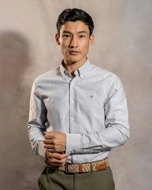 Camisa antimanchas Oxford Rayas Dark Grey Cornell marca DANTE para hombre regular fit foto modelo