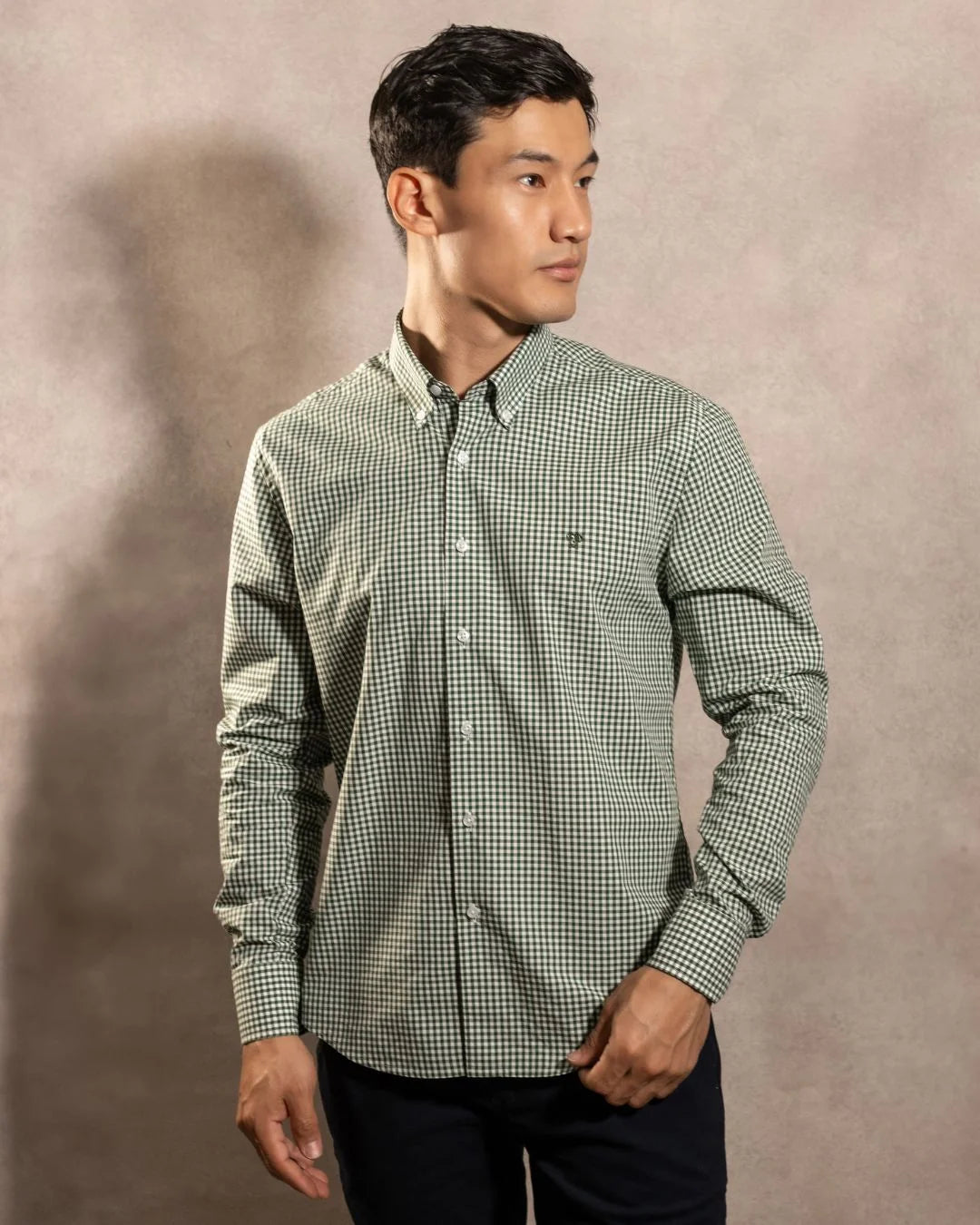 Camisa antimanchas Popelina Cuadros Verde Oscuro Lugano para hombre marca DANTE tallaje regular fit foto modelo