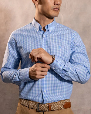 Camisa antimanchas Popelina Cuadros azul Claro para hombre marca DANTE tallaje regular fit foto modelo cerca