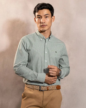 Camisa antimanchas Popelina Rayas Verde Oscuro para hombre marca DANTE tallaje regular fit foto modelo