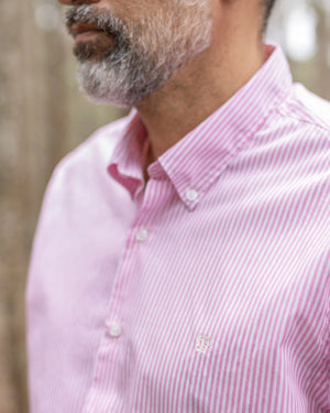 Camisa antimanchas popelina rayas rosadas para hombre marca DANTE tallaje regular fit foto yepes logo