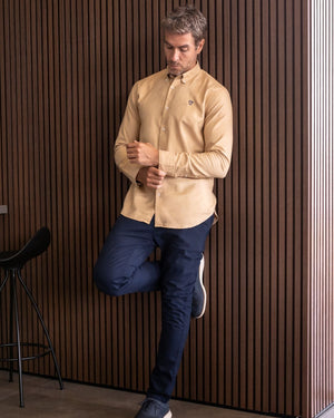 Camisa antimanchas tela algodón Oxford color arena para hombre marca DANTE foto completo