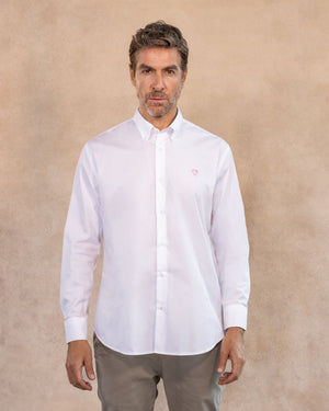 Camisa antimanchas tela algodón Popelina color blanco logo rosado para hombre marca DANTE foto modelo