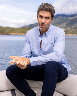 Camisa antimanchas tela algodón pollina color azul claro para hombre marca DANTE foto lifestyle