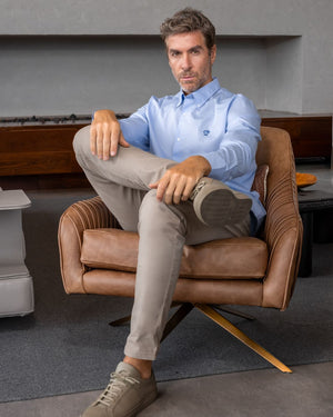 Camisa antimanchas tela algodón pollina color azul claro para hombre marca DANTE foto lifestyle 2