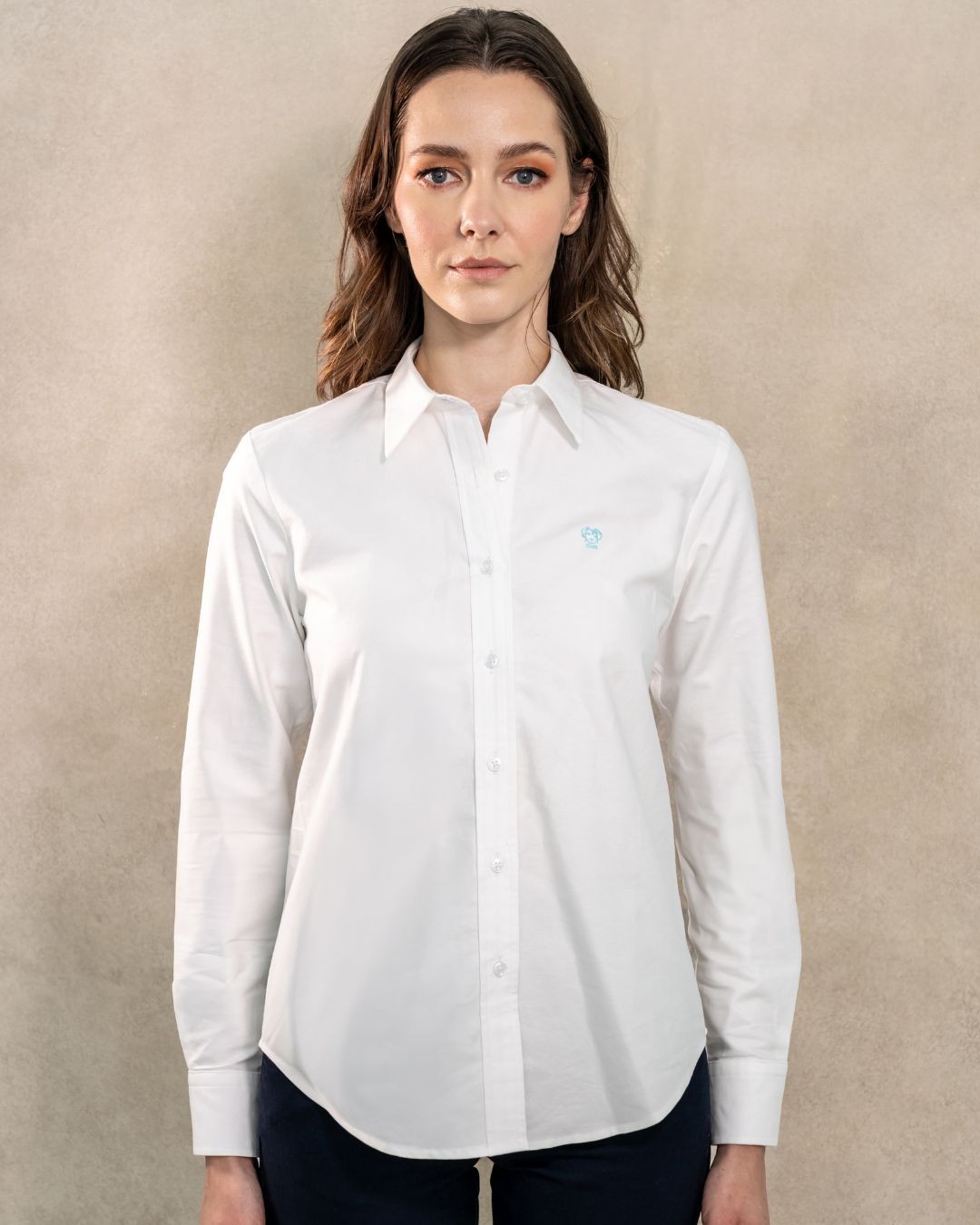Camisa antimanchas tela algodon Oxford color blanco logo verde menta para mujer marca regular fit DANTE foto modelo
