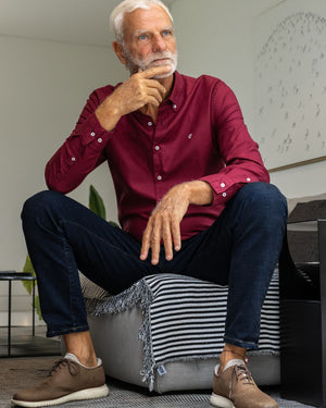 Camisa antimanchas tela algodon Oxford color vino tinto para hombre marca regular fit DANTE foto modelo 2