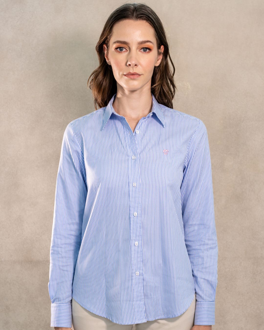 Camisa antimanchas tela algodon Oxford rayas color azul Yale para mujer marca regular fit DANTE foto modelo
