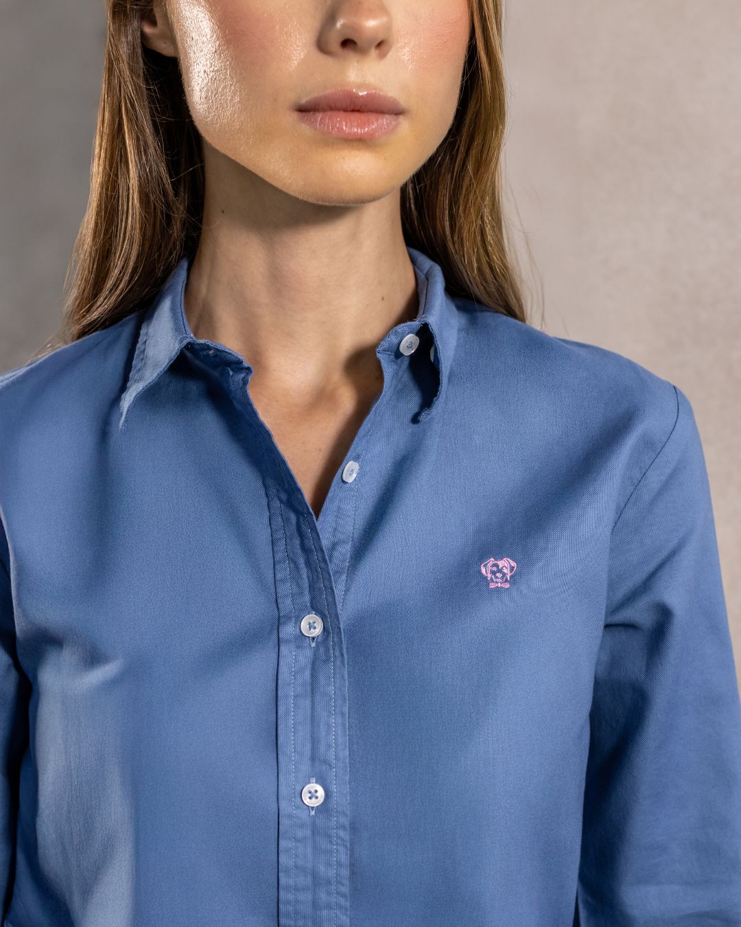 Camisa antimanchas tela algodon oxford color azul chino para mujer marca regular fit DANTE foto cerca