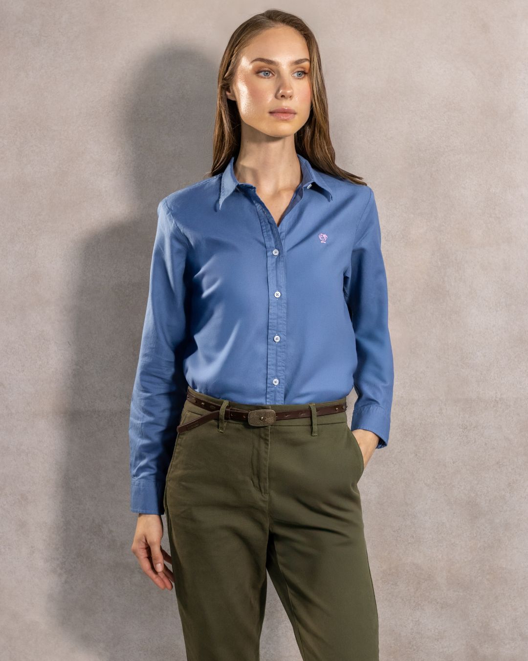 Camisa antimanchas tela algodon oxford color azul chino para mujer marca regular fit DANTE foto modelo