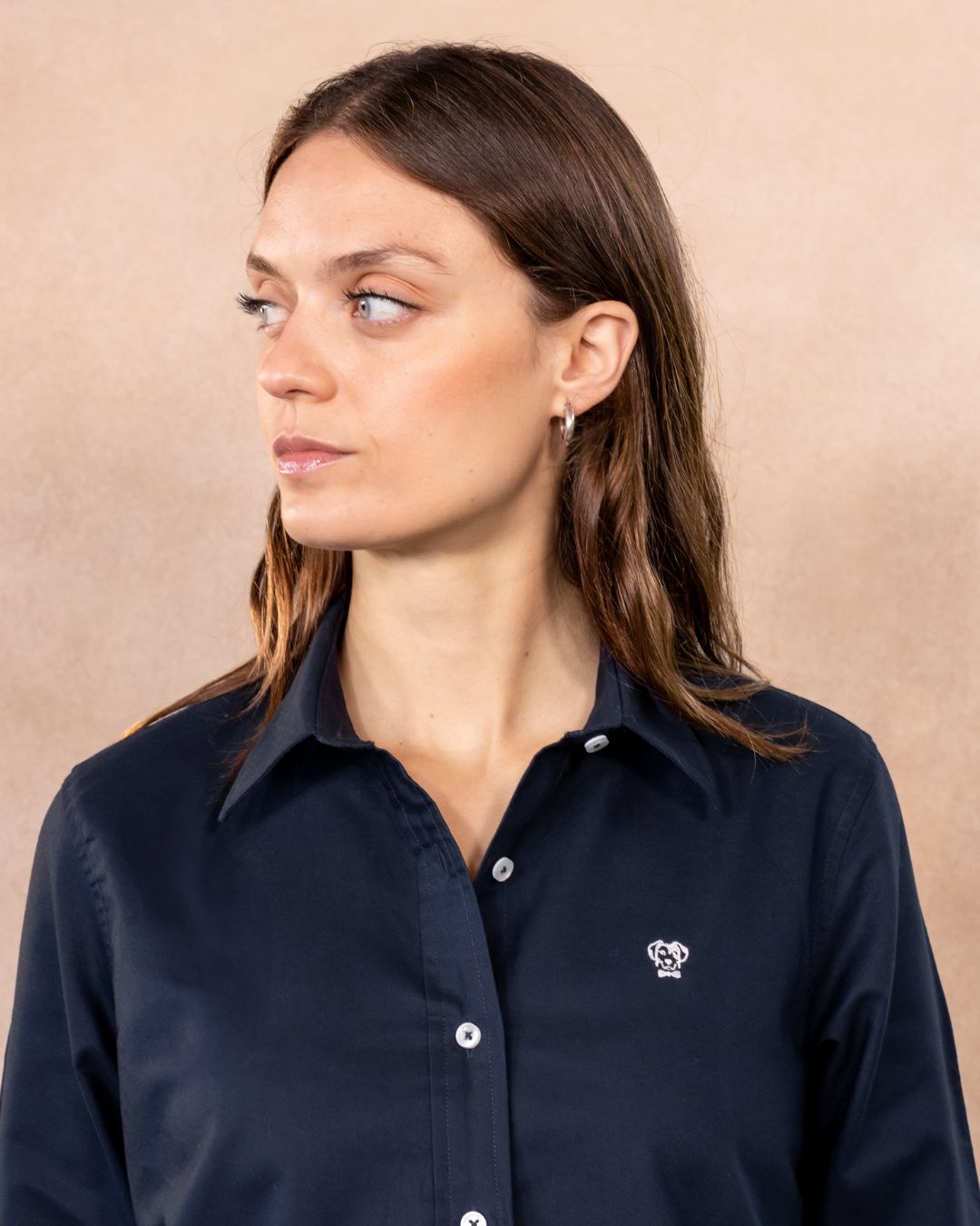 Camisa antimanchas tela algodon oxford color azul oscuro para mujer marca regular fit DANTE foto cerca