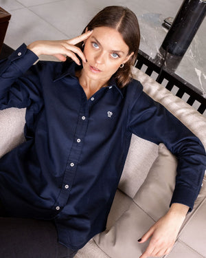 Camisa antimanchas tela algodon oxford color azul oscuro para mujer marca regular fit DANTE foto lifestyle
