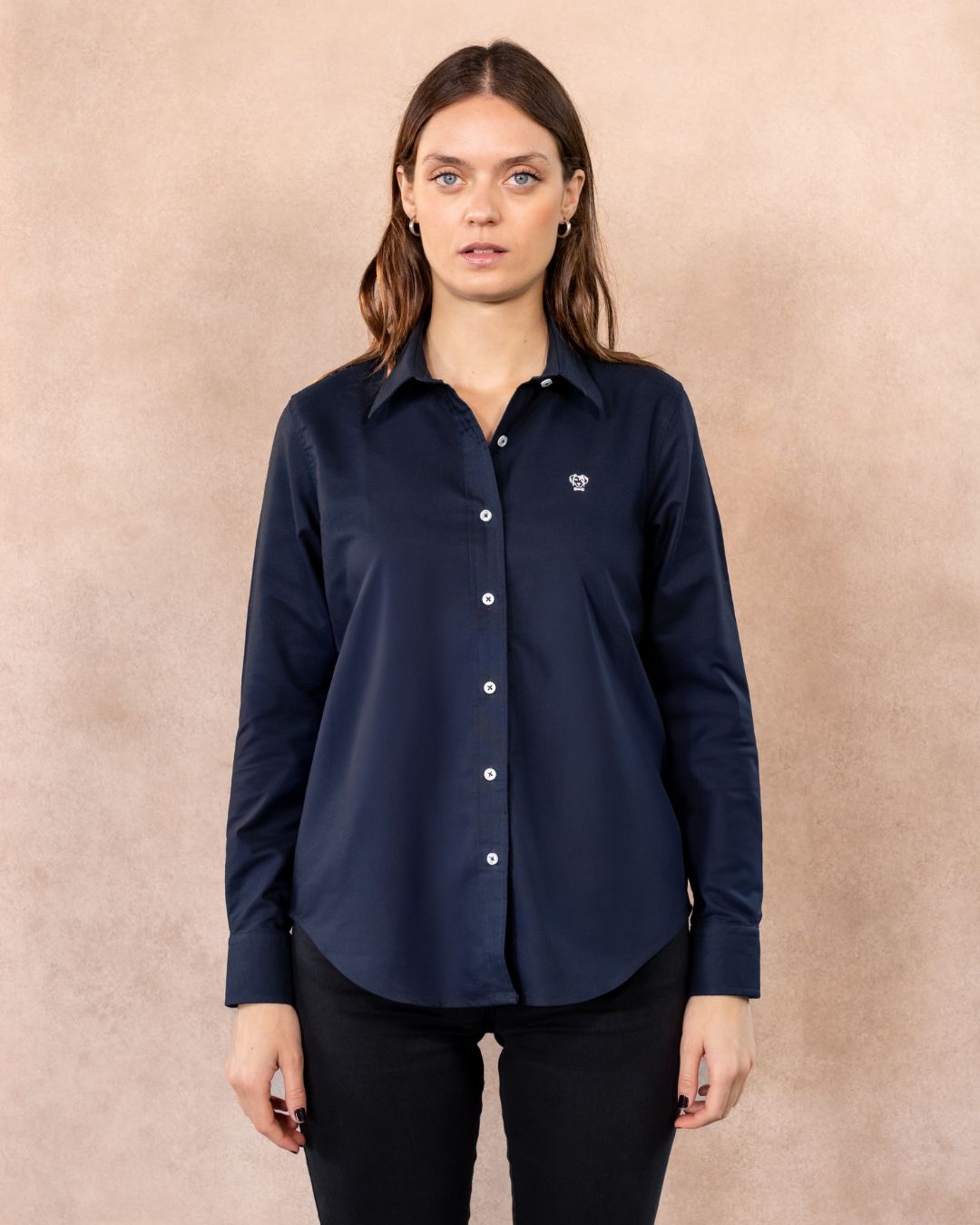 Camisa antimanchas tela algodon oxford color azul oscuro para mujer marca regular fit DANTE foto modelo