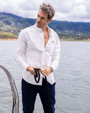 Camisa antimanchas tela algodon oxford color blanco logo azul oscuro para hombre marca DANTE foto lifestyle