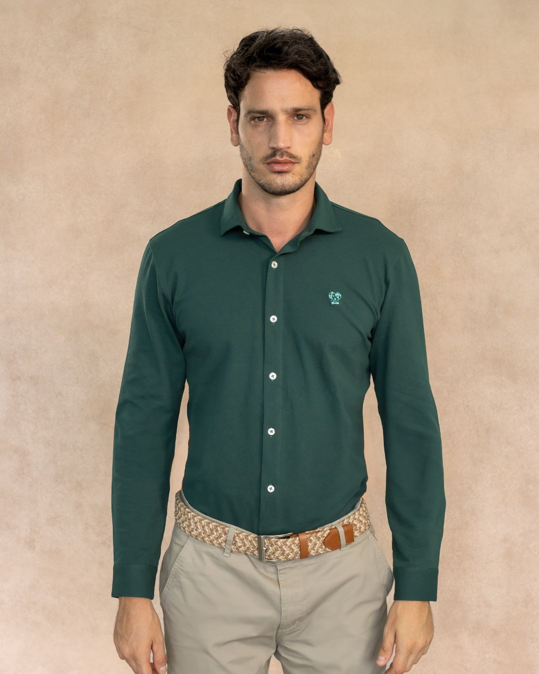Camisa antimanchas tela algodon piqué color verde esmeralda para hombre marca regular fit DANTE foto modelo