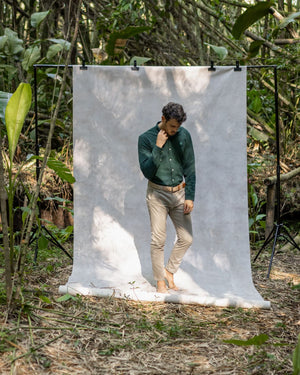 Camisa antimanchas tela algodon piqué color verde esmeralda para hombre marca regular fit DANTE foto modelo 3