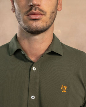 Camisa antimanchas tela algodon piqué color verde militar para hombre marca regular fit DANTE foto cerca