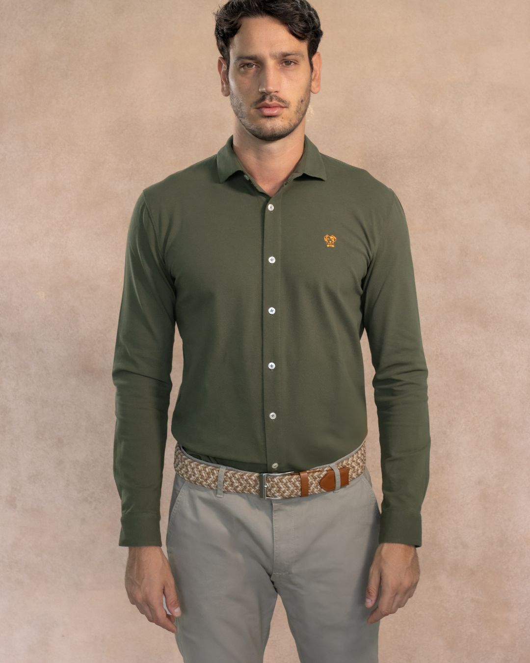 Camisa antimanchas tela algodon piqué color verde militar para hombre marca regular fit DANTE foto modelo