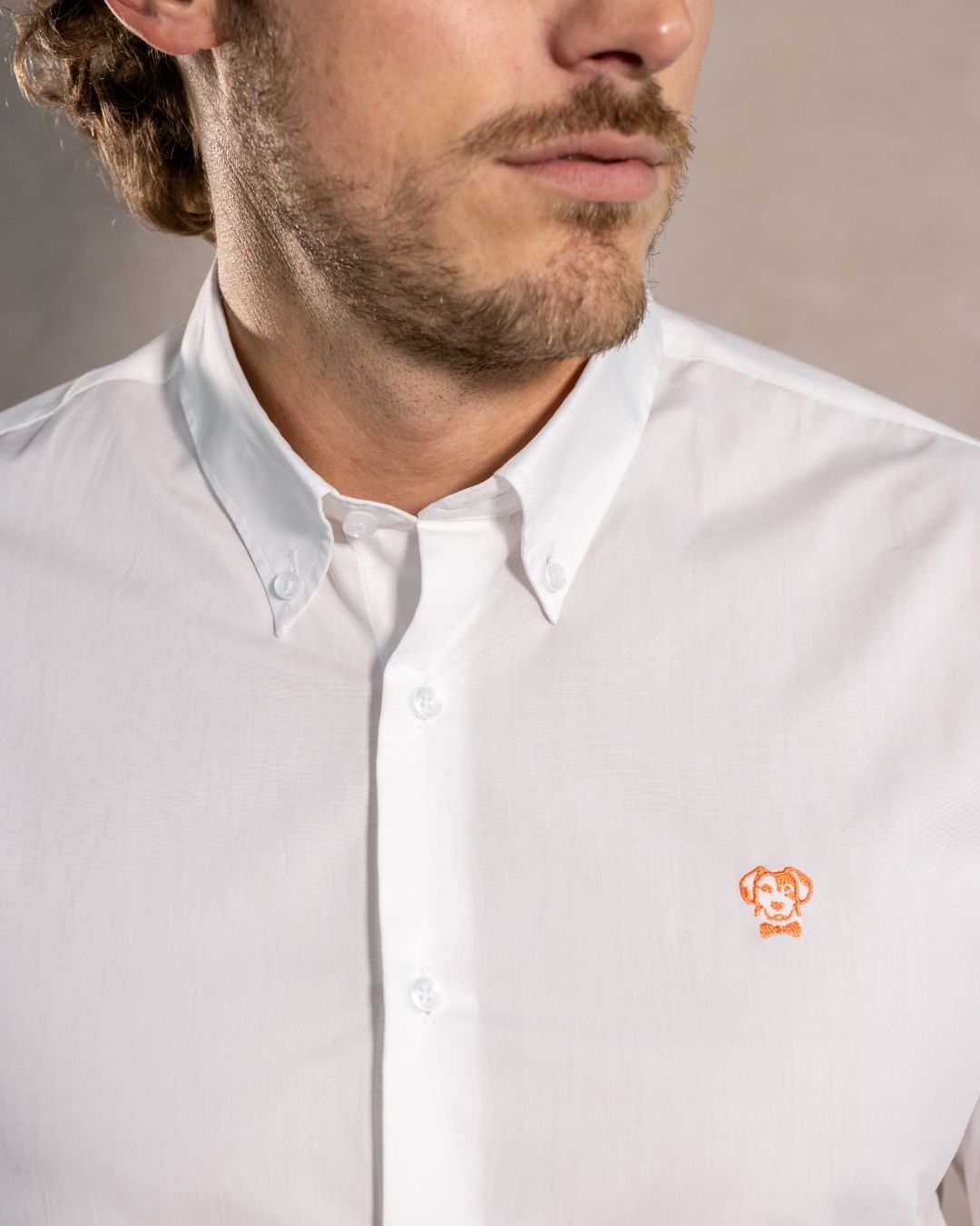 Camisa antimanchas tela algodon popelina color blanco logo coral para hombre marca regular fit DANTE foto cerca