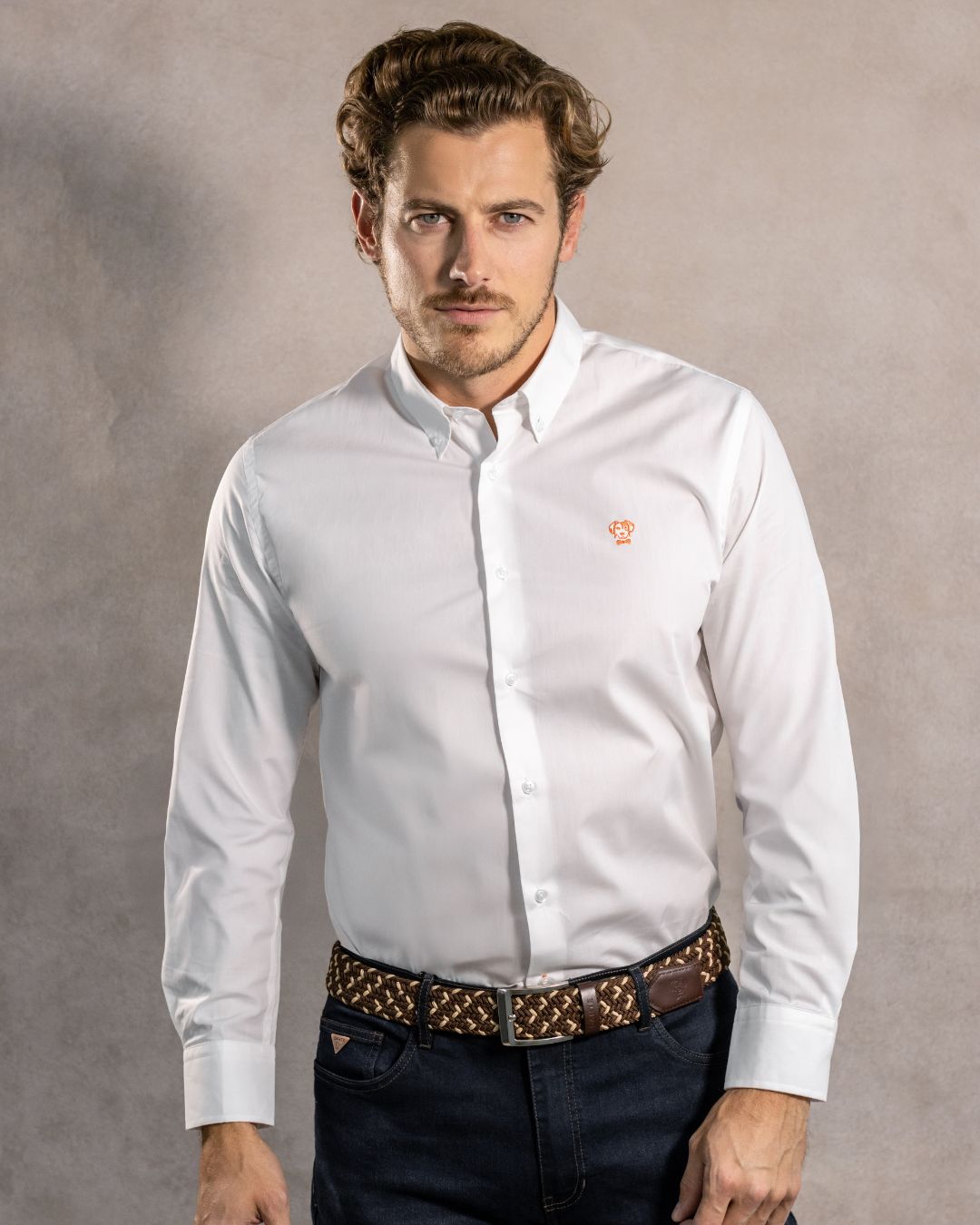 Camisa antimanchas tela algodon popelina color blanco logo coral para hombre marca regular fit DANTE foto modelo